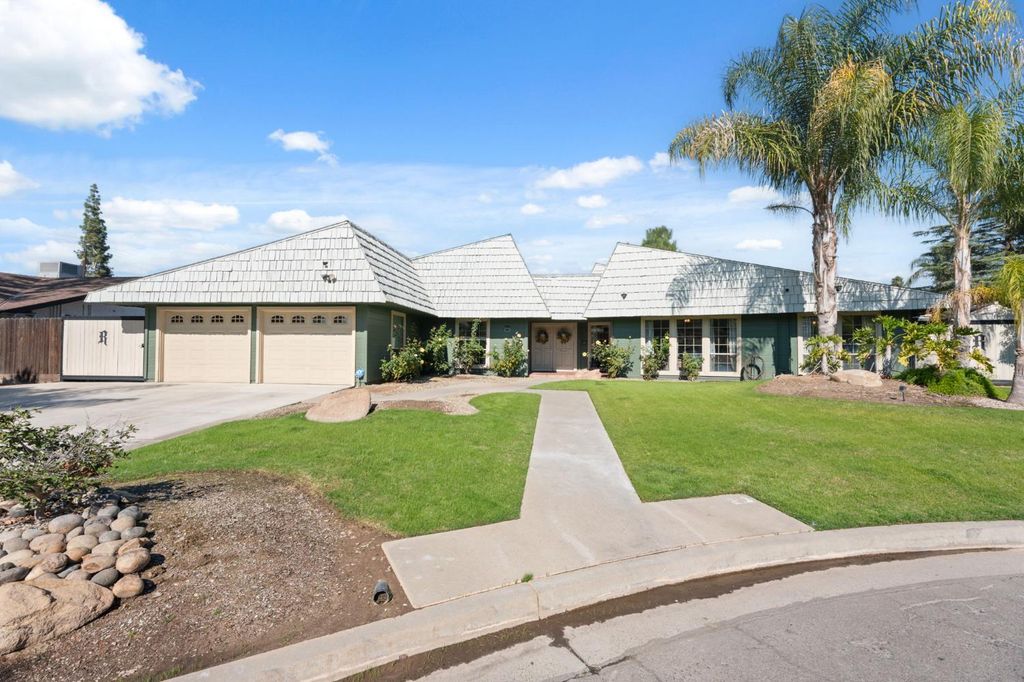 Image 3 of property listing at 2778 W Robinwood Lane, Fresno, CA 93711
