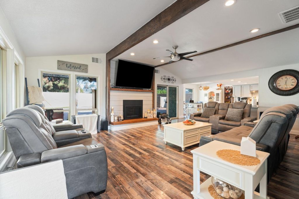 Image 6 of property listing at 2778 W Robinwood Lane, Fresno, CA 93711