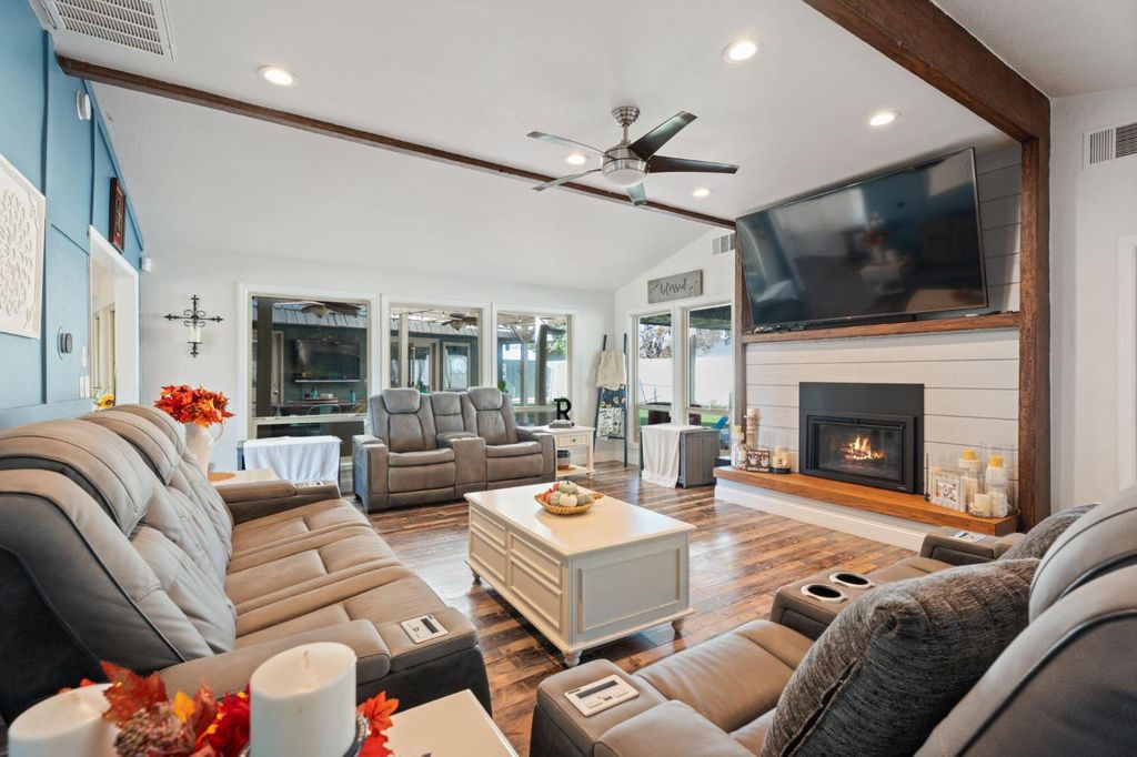 Image 8 of property listing at 2778 W Robinwood Lane, Fresno, CA 93711