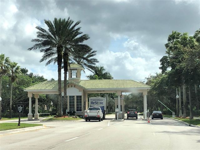693 Live Oak Ln, Weston, FL 33327