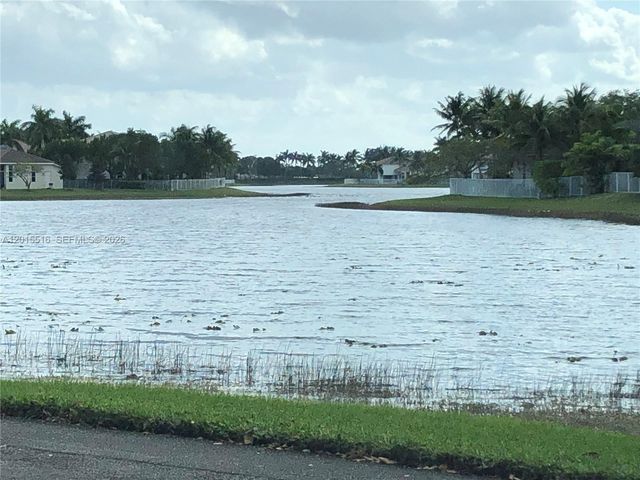 693 Live Oak Ln, Weston, FL 33327