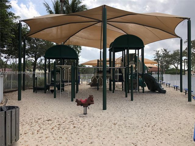 693 Live Oak Ln, Weston, FL 33327