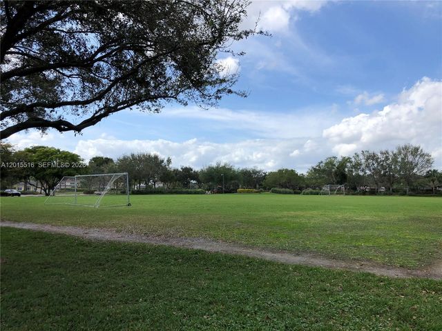 693 Live Oak Ln, Weston, FL 33327