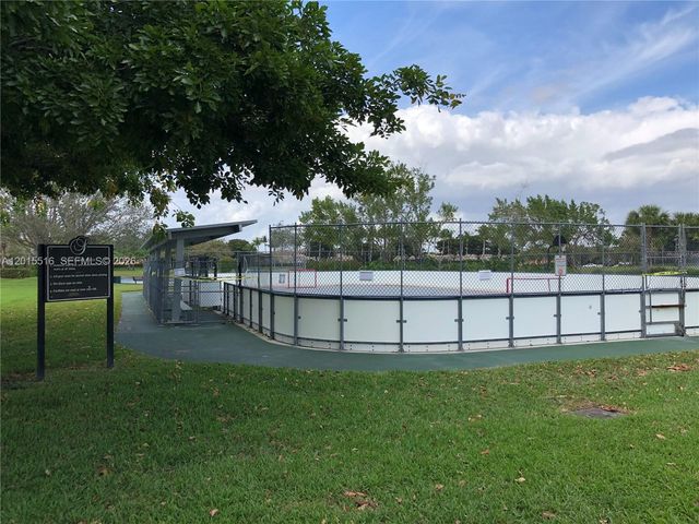693 Live Oak Ln, Weston, FL 33327