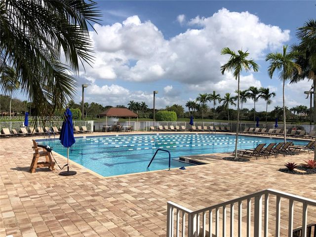 693 Live Oak Ln, Weston, FL 33327
