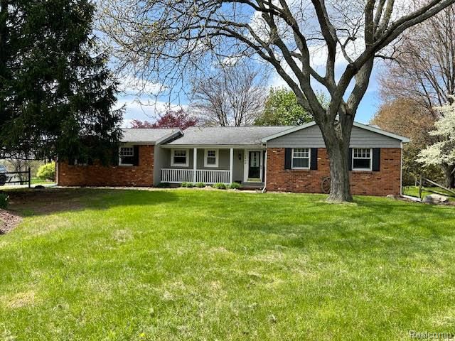 4305 N Hickory Ridge Road, Highland Charter Township, MI 48357