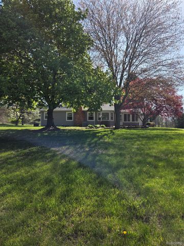 4305 N Hickory Ridge Road, Highland Charter Township, MI 48357
