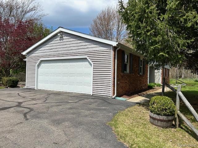4305 N Hickory Ridge Road, Highland Charter Township, MI 48357