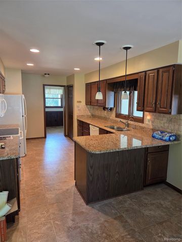 4305 N Hickory Ridge Road, Highland Charter Township, MI 48357