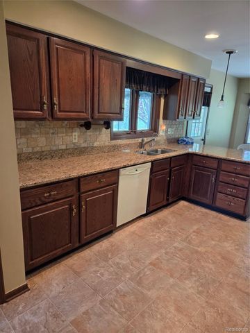 4305 N Hickory Ridge Road, Highland Charter Township, MI 48357