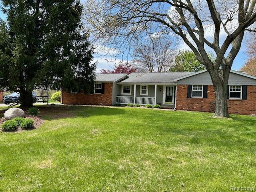 4305 N Hickory Ridge Road, Highland Charter Township, MI 48357