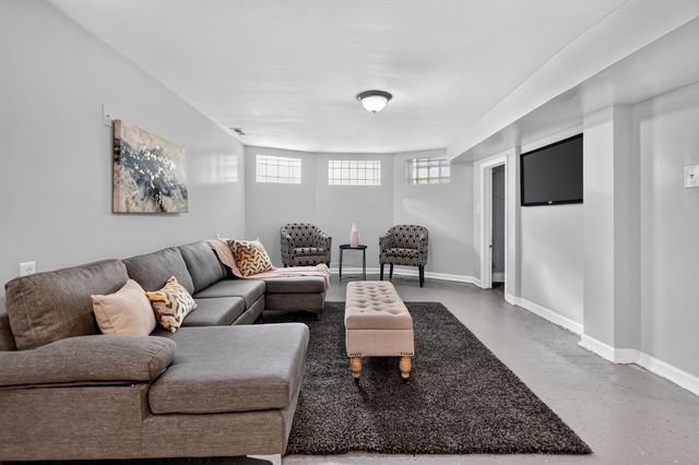 6559 S Eberhart Avenue, Chicago, IL 60637