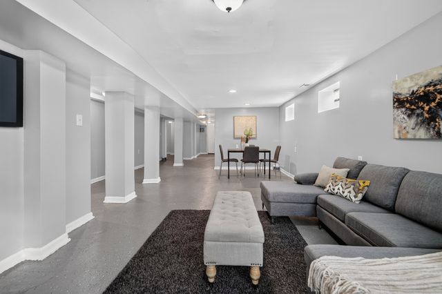 6559 S Eberhart Avenue, Chicago, IL 60637