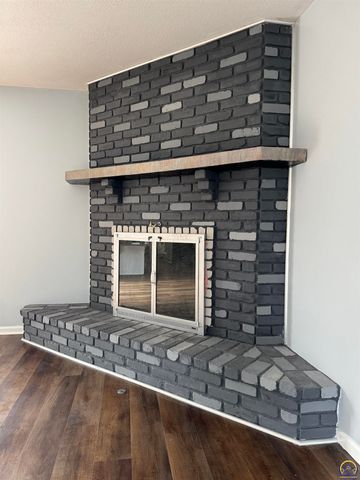 5639 SW West DR, Topeka, KS 66606