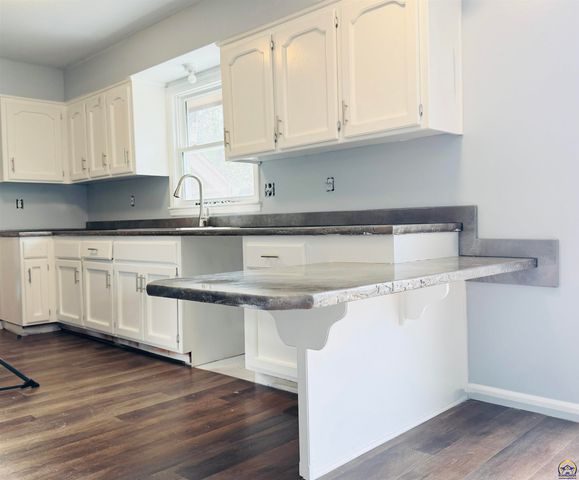 5639 SW West DR, Topeka, KS 66606