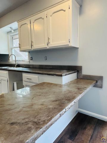 5639 SW West DR, Topeka, KS 66606