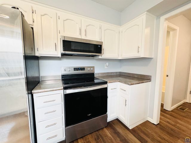 5639 SW West DR, Topeka, KS 66606