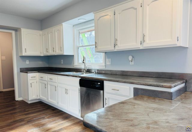 5639 SW West DR, Topeka, KS 66606