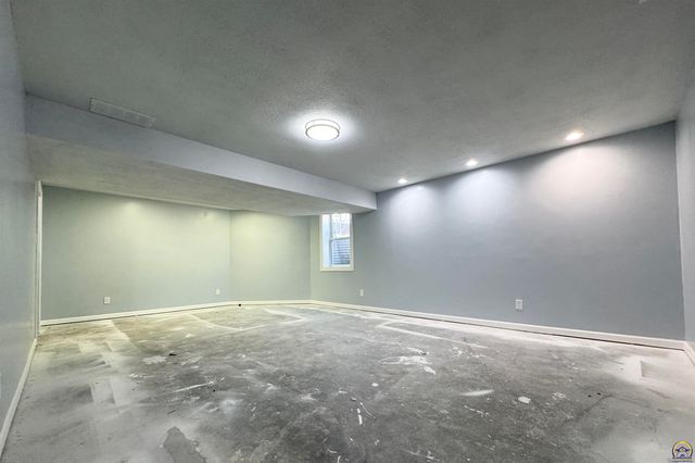 5639 SW West DR, Topeka, KS 66606