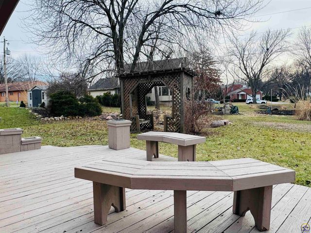 5639 SW West DR, Topeka, KS 66606