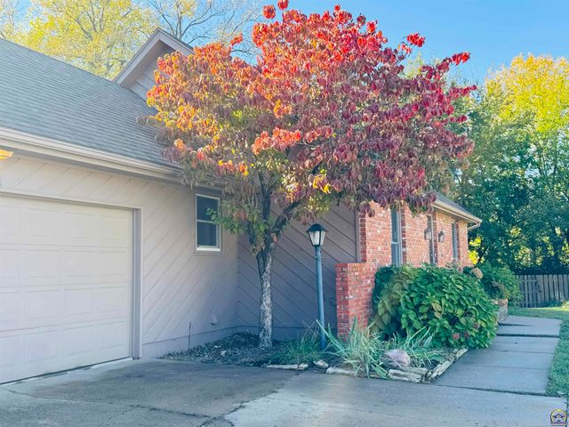 5639 SW West DR, Topeka, KS 66606