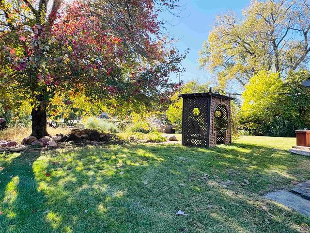 5639 SW West DR, Topeka, KS 66606