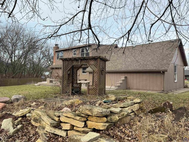 5639 SW West DR, Topeka, KS 66606