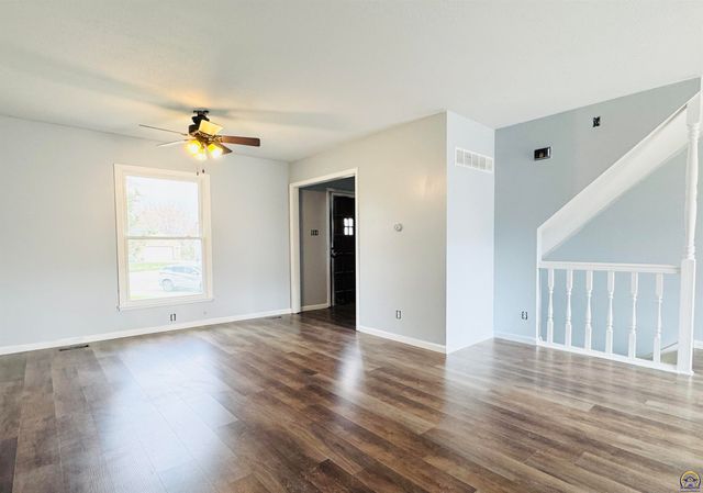 5639 SW West DR, Topeka, KS 66606