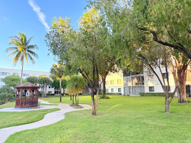 3138 Via Poinciana 306, Lake Worth, FL 33467