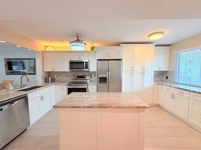 3138 Via Poinciana 306, Lake Worth, FL 33467