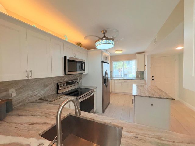 3138 Via Poinciana 306, Lake Worth, FL 33467