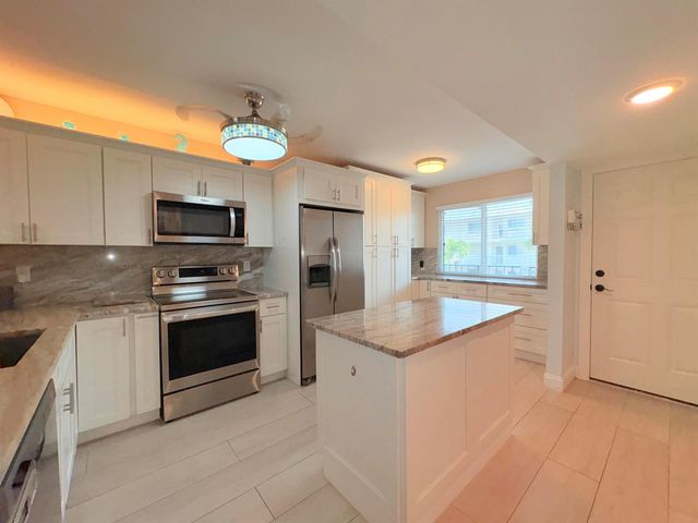 3138 Via Poinciana 306, Lake Worth, FL 33467