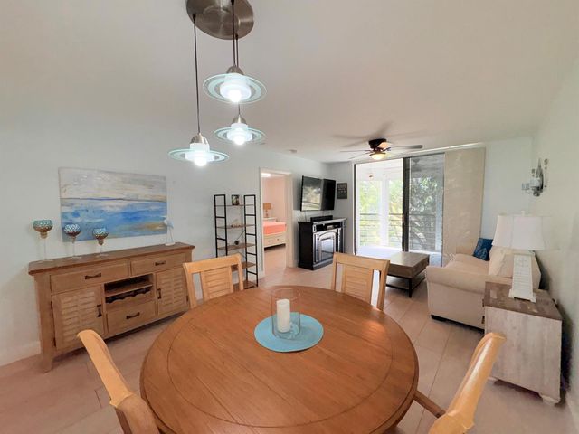 3138 Via Poinciana 306, Lake Worth, FL 33467