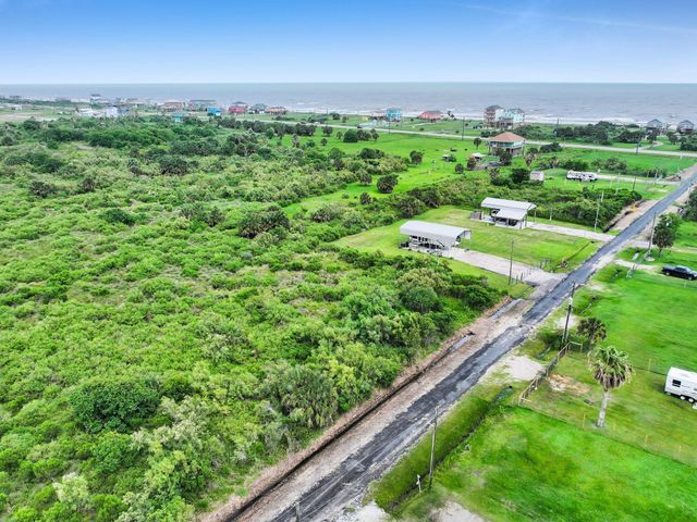 1054 Canal, Gilchrist, TX 77617