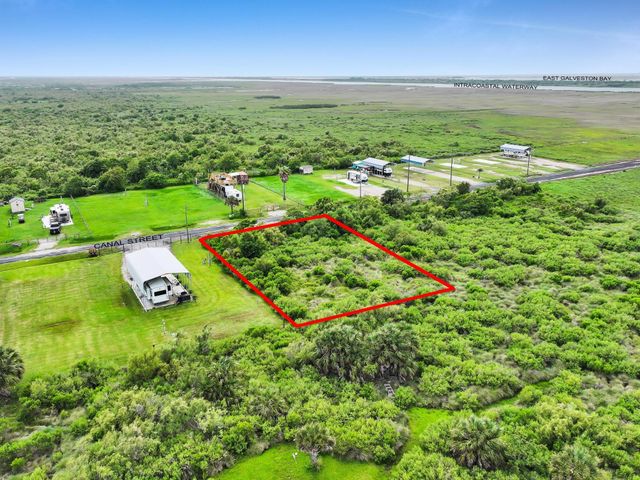 1054 Canal, Gilchrist, TX 77617