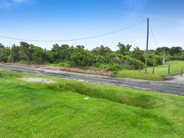 1054 Canal, Gilchrist, TX 77617