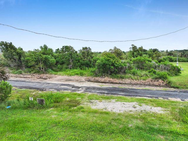 1054 Canal, Gilchrist, TX 77617