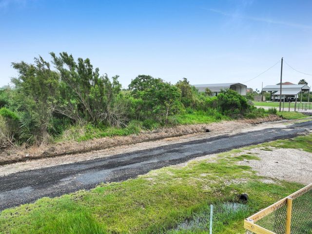 1054 Canal, Gilchrist, TX 77617