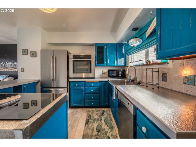 1540 GARFIELD St, North Bend, OR 97459