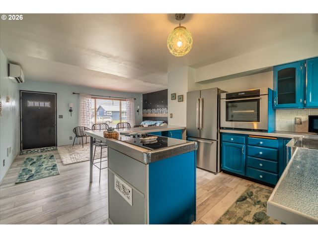 1540 GARFIELD St, North Bend, OR 97459