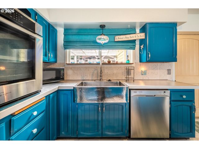 1540 GARFIELD St, North Bend, OR 97459