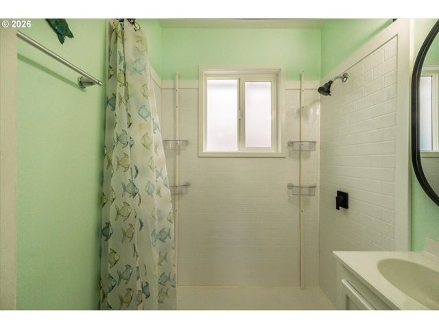 1540 GARFIELD St, North Bend, OR 97459