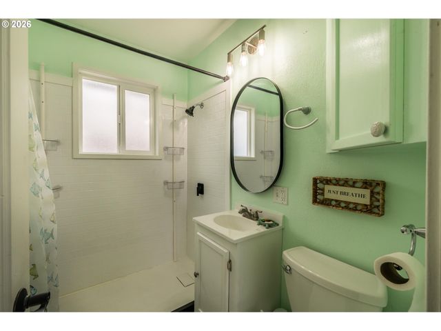 1540 GARFIELD St, North Bend, OR 97459