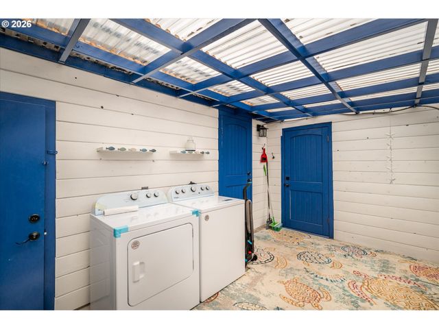 1540 GARFIELD St, North Bend, OR 97459