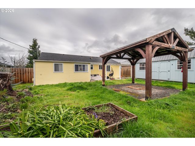 1540 GARFIELD St, North Bend, OR 97459