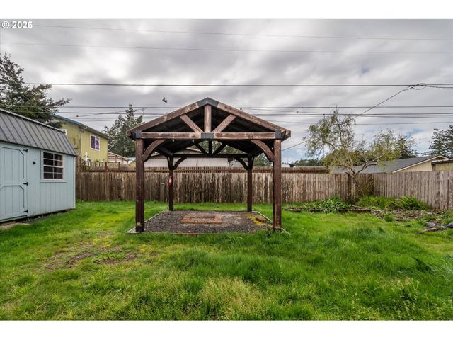 1540 GARFIELD St, North Bend, OR 97459