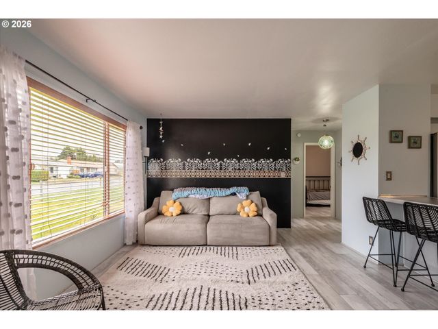 1540 GARFIELD St, North Bend, OR 97459