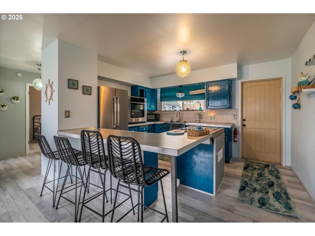 1540 GARFIELD St, North Bend, OR 97459