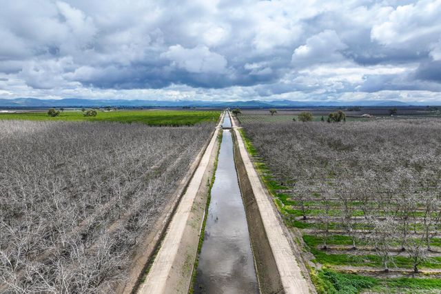 Rd 180, Strathmore, CA 93267