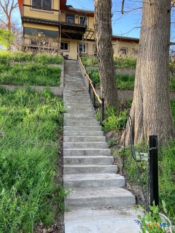 121 Butler Lane, Martindale, TX 78655